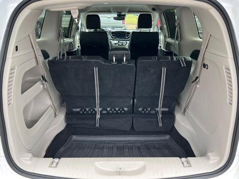 Certified 2024 Chrysler Pacifica Touring-L image 22