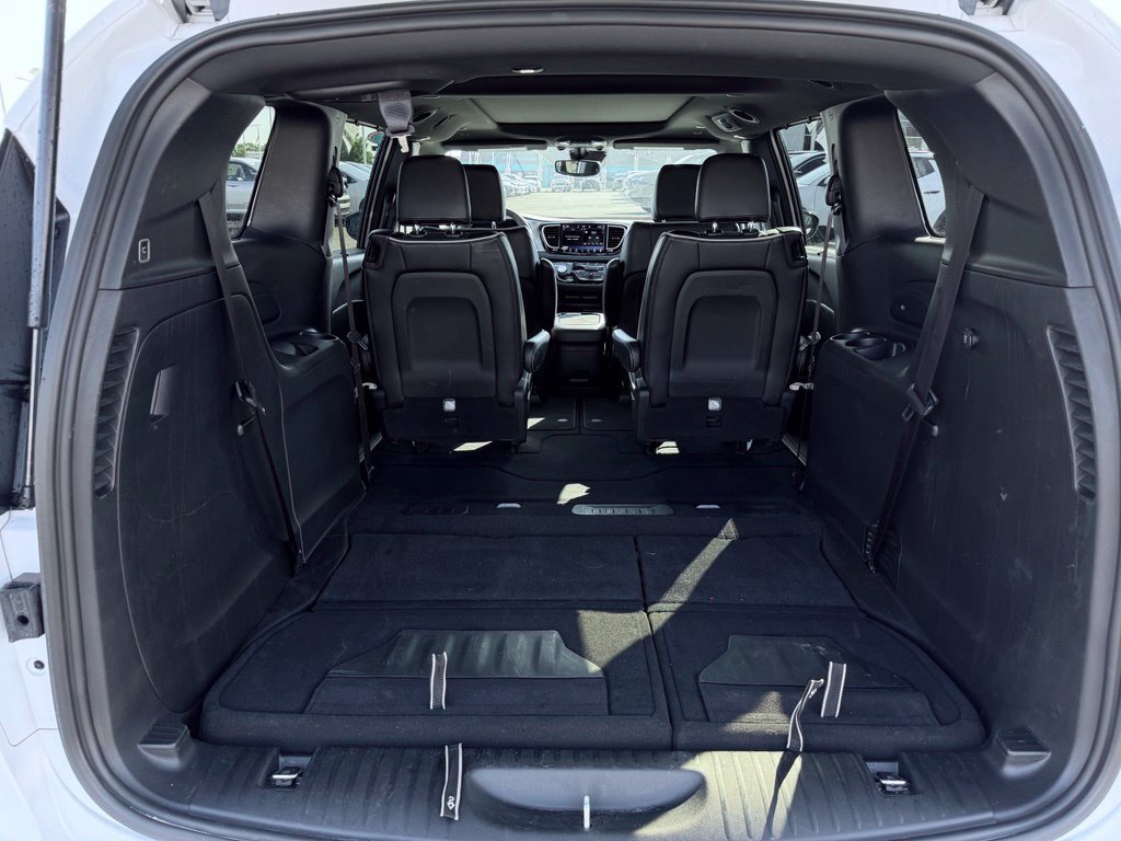 Certified 2025 Chrysler Pacifica Limited FWD image 13