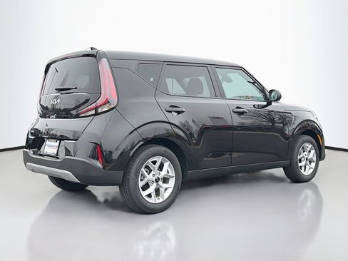 Used 2025 Kia Soul LX FWD image 2