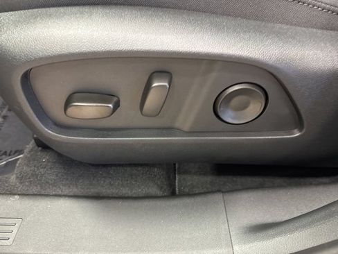 New 2026 Chevrolet Equinox LT w/ Convenience Package II FWD image 34