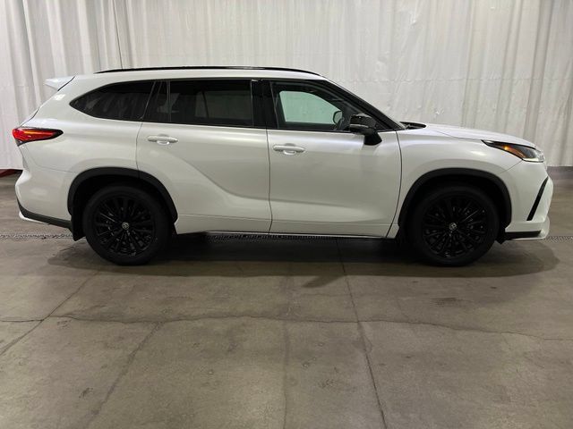 Used 2023 Toyota Highlander XSE AWD/4WD image 3