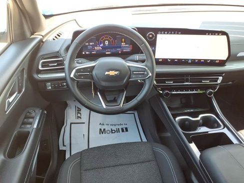 Used 2025 Chevrolet Traverse LT AWD/4WD image 12