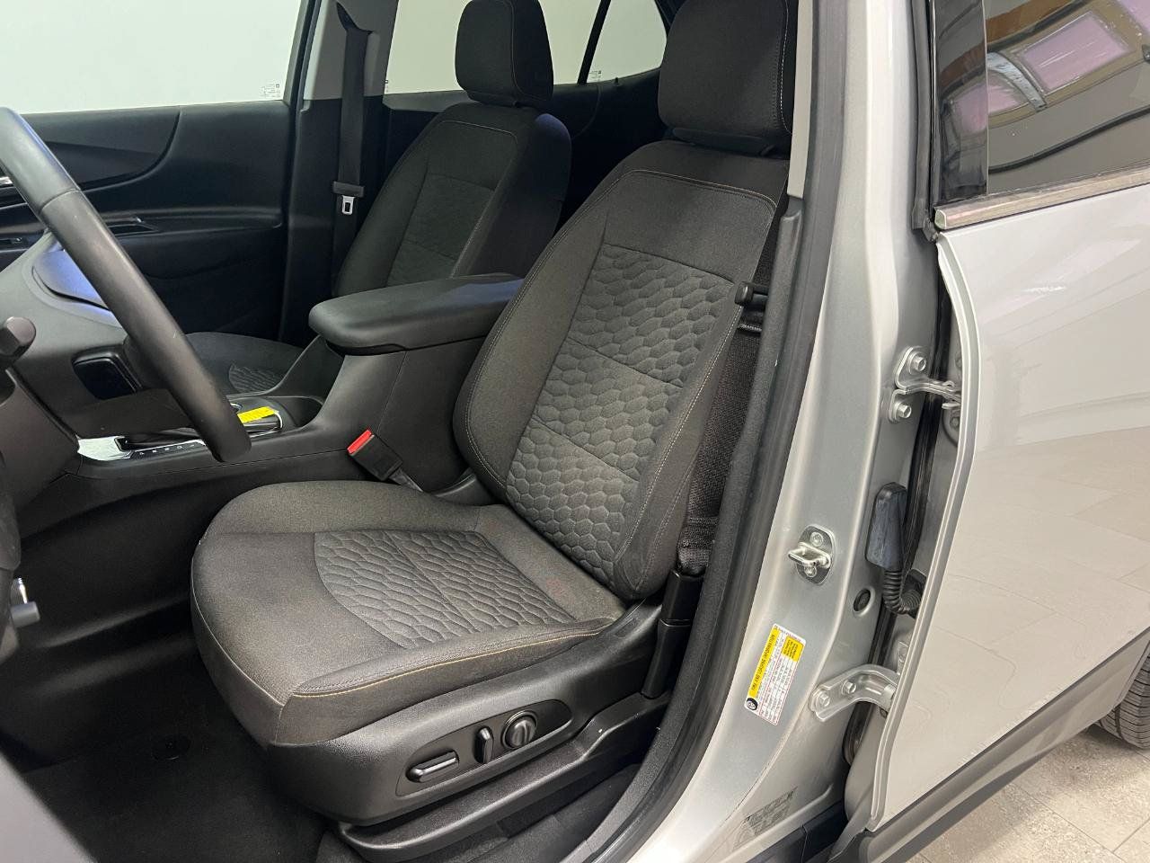Used 2018 Chevrolet Equinox LT FWD image 23