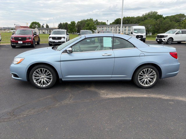 Used 2013 Chrysler 200 Limited FWD image 2