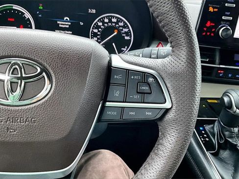 Used 2022 Toyota Sienna Platinum image 11