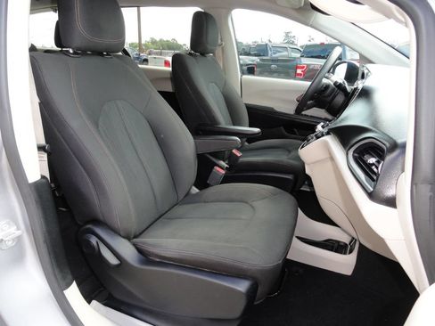 Used 2017 Chrysler Pacifica LX FWD image 7