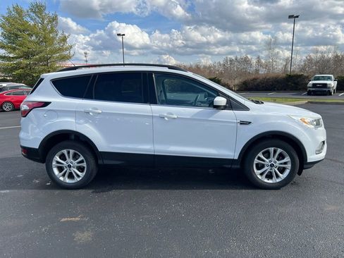 Used 2017 Ford Escape SE w/ Equipment Group 201A image 5