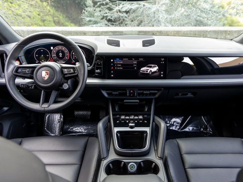 Certified 2025 Porsche Cayenne image 38