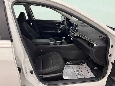 Used 2025 Nissan Altima 2.5 SV FWD image 12