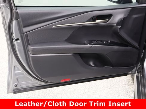 Used 2025 Toyota Camry SE image 12