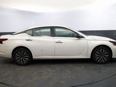 Used 2024 Nissan Altima 2.5 SV image 3