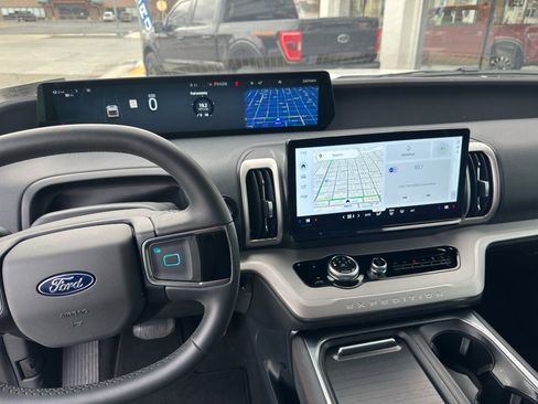 Used 2025 Ford Expedition Active image 15