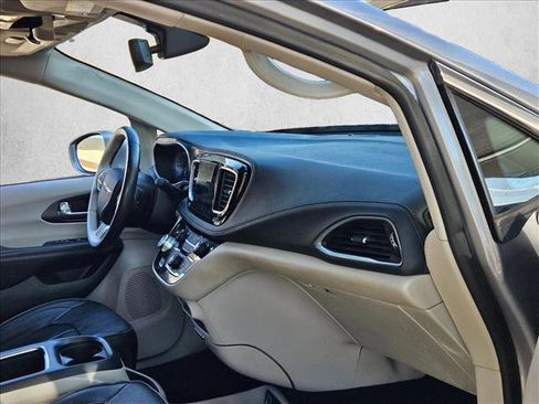 Used 2020 Chrysler Pacifica Limited image 22