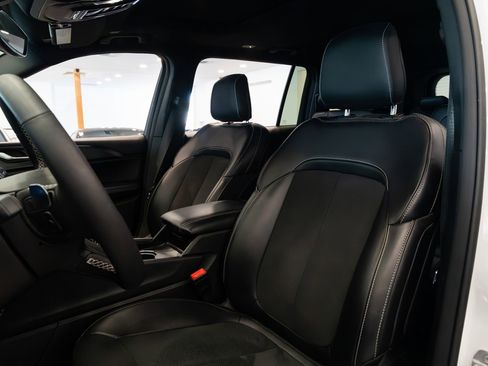 Used 2024 Jeep Grand Cherokee L Altitude image 7