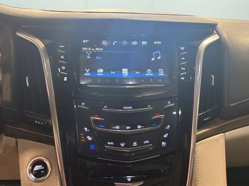 Used 2019 Cadillac Escalade Luxury AWD/4WD image 11