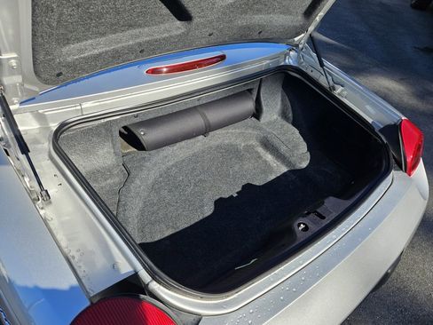 Used 2004 Ford Thunderbird image 17