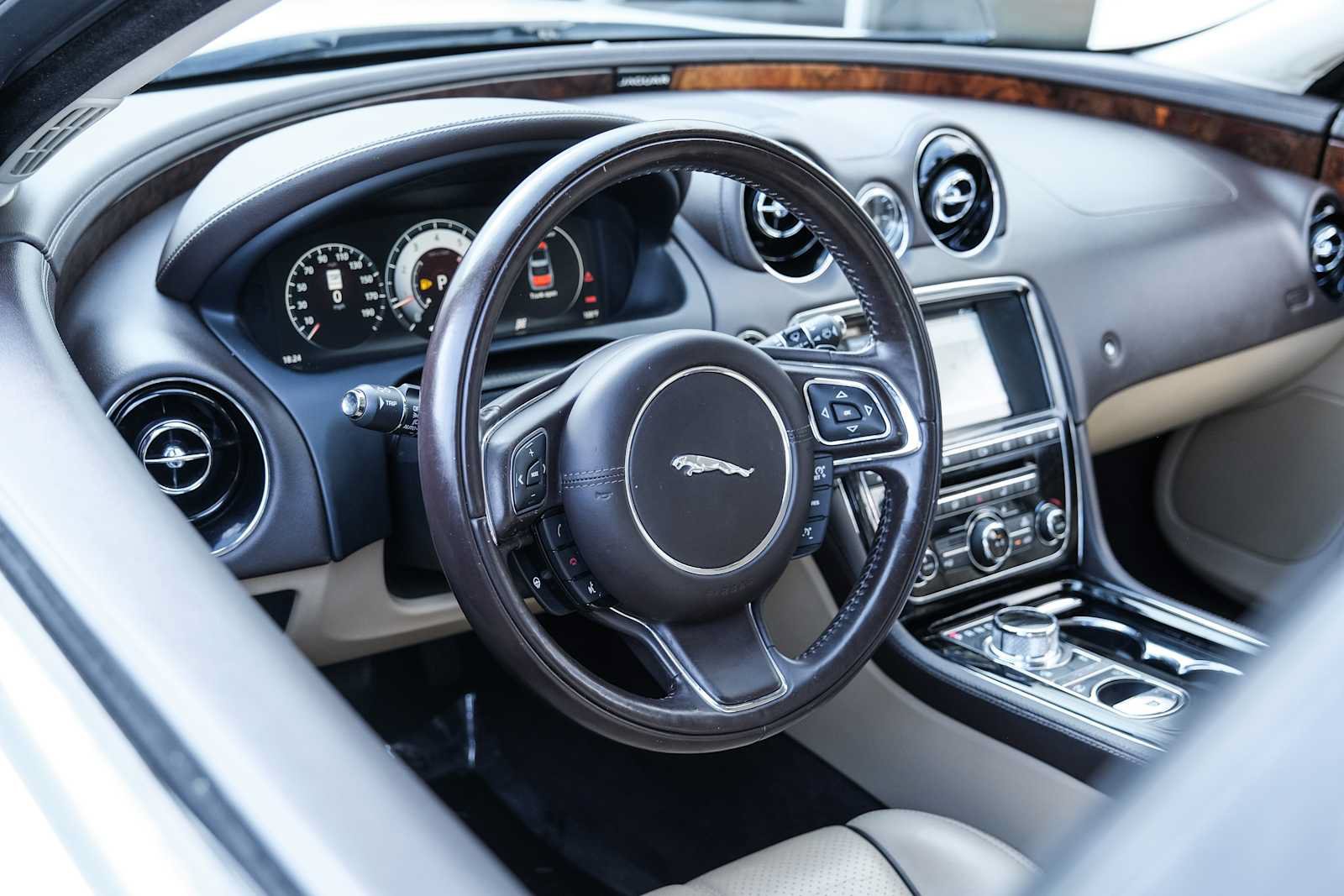 Used 2017 Jaguar XJ R-Sport RWD image 22