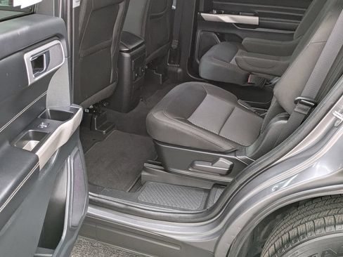Used 2023 Ford Explorer XLT AWD/4WD image 30