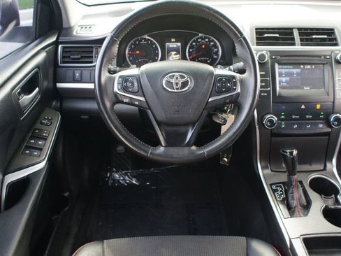 Used 2017 Toyota Camry SE image 5