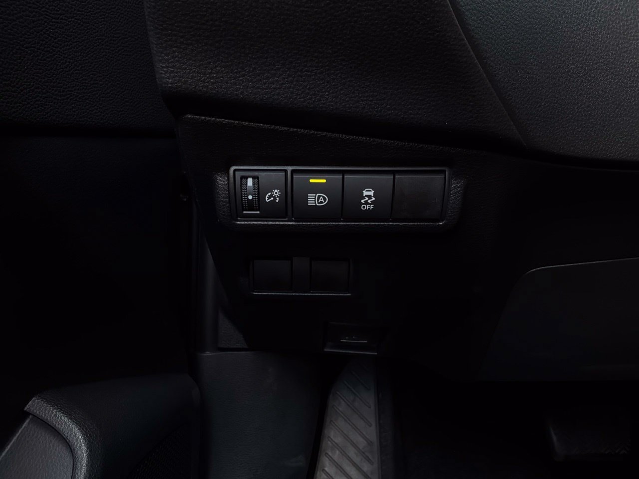 Used 2026 Toyota Corolla Cross XLE FWD image 24