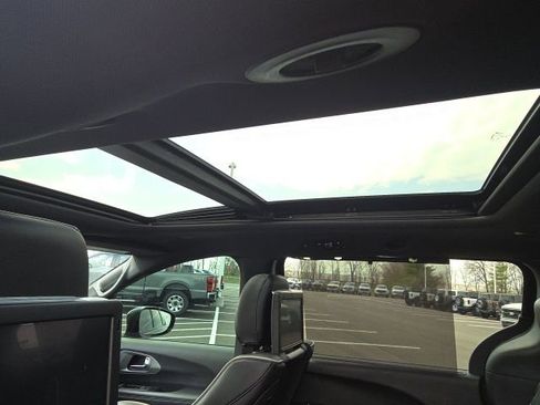 Used 2023 Chrysler Pacifica Limited w/ Uconnect Theater Family Group image 21