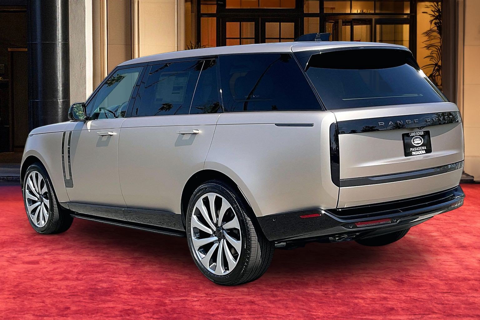 New 2026 Land Rover Range Rover Long Wheelbase SE AWD/4WD image 4