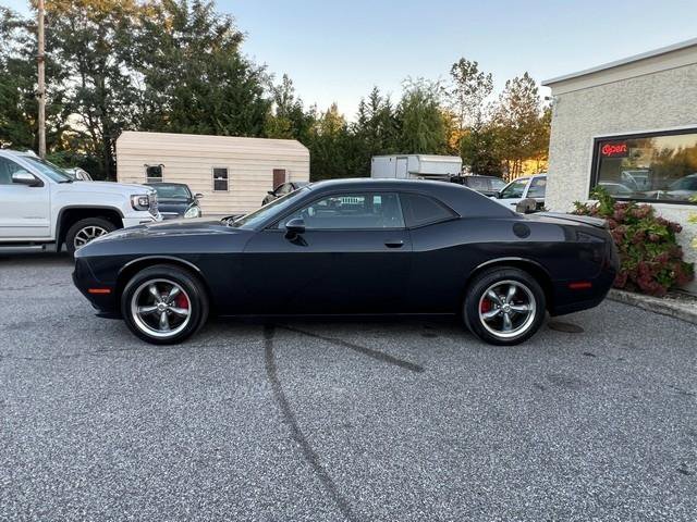 Used 2019 Dodge Challenger SXT w/ Driver Convenience Group RWD image 4