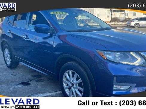 Used 2017 Nissan Rogue SV w/ SV Premium Package image 2