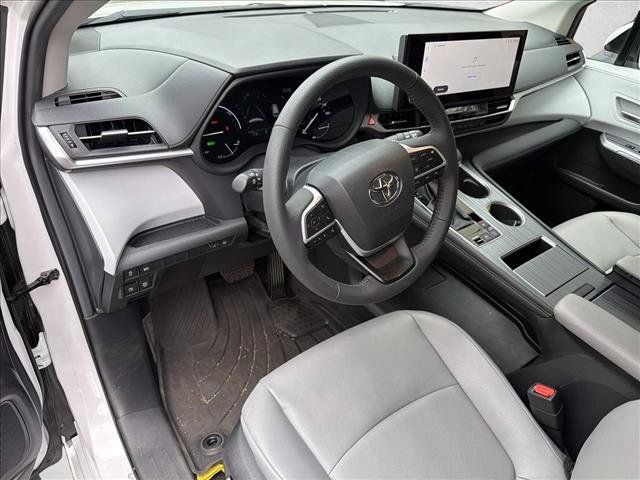 Used 2025 Toyota Sienna XLE AWD/4WD image 13