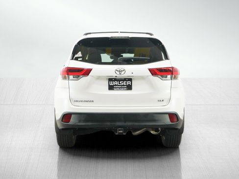 Used 2019 Toyota Highlander XLE FWD image 4