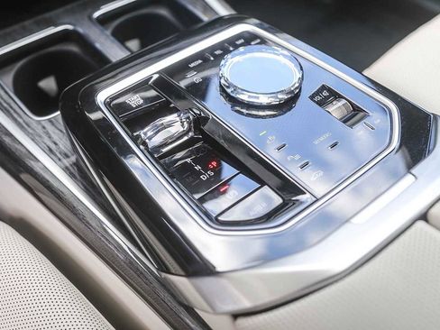 Used 2025 BMW 760i xDrive w/ Luxury Rear Seating Package image 16