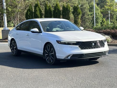 Used 2023 Honda Accord Touring image 2