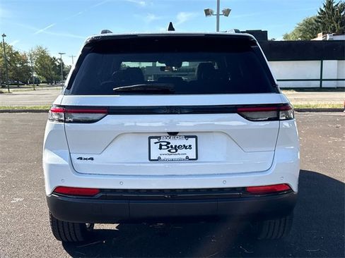 New 2025 Jeep Grand Cherokee Altitude image 32