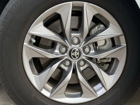 Used 2025 Toyota Sienna XLE FWD image 10
