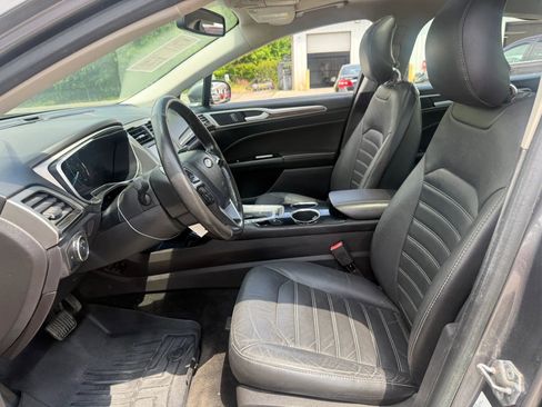 Used 2013 Ford Fusion SE FWD image 2