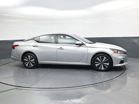 Used 2022 Nissan Altima 2.5 SV w/ SV Premium Package image 3