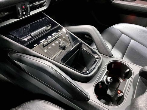 Used 2024 Porsche Cayenne image 20