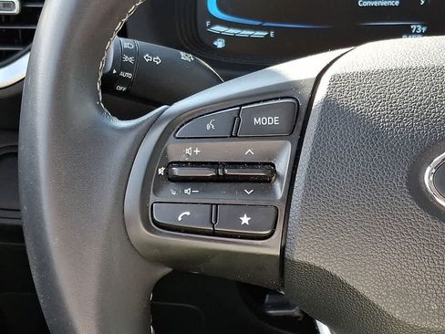 Certified 2025 Hyundai Venue SEL FWD image 20