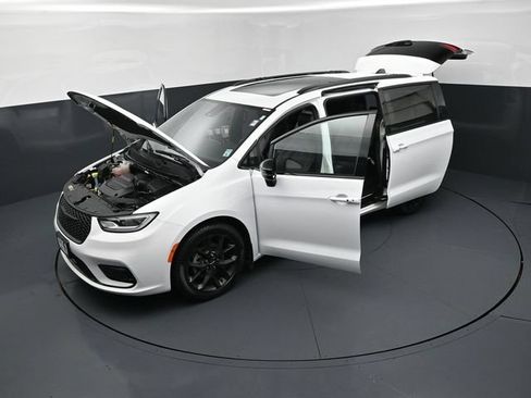 Used 2024 Chrysler Pacifica Touring-L w/ S Appearance Package FWD image 26