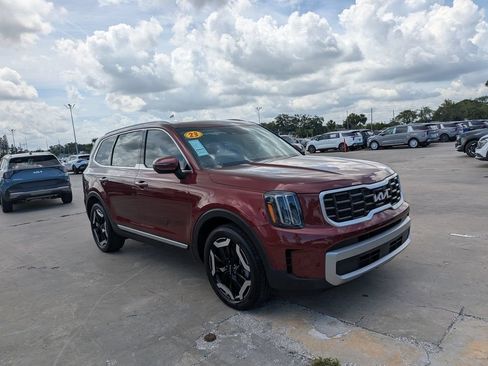 Used 2023 Kia Telluride S w/ S Sunroof Package FWD image 2