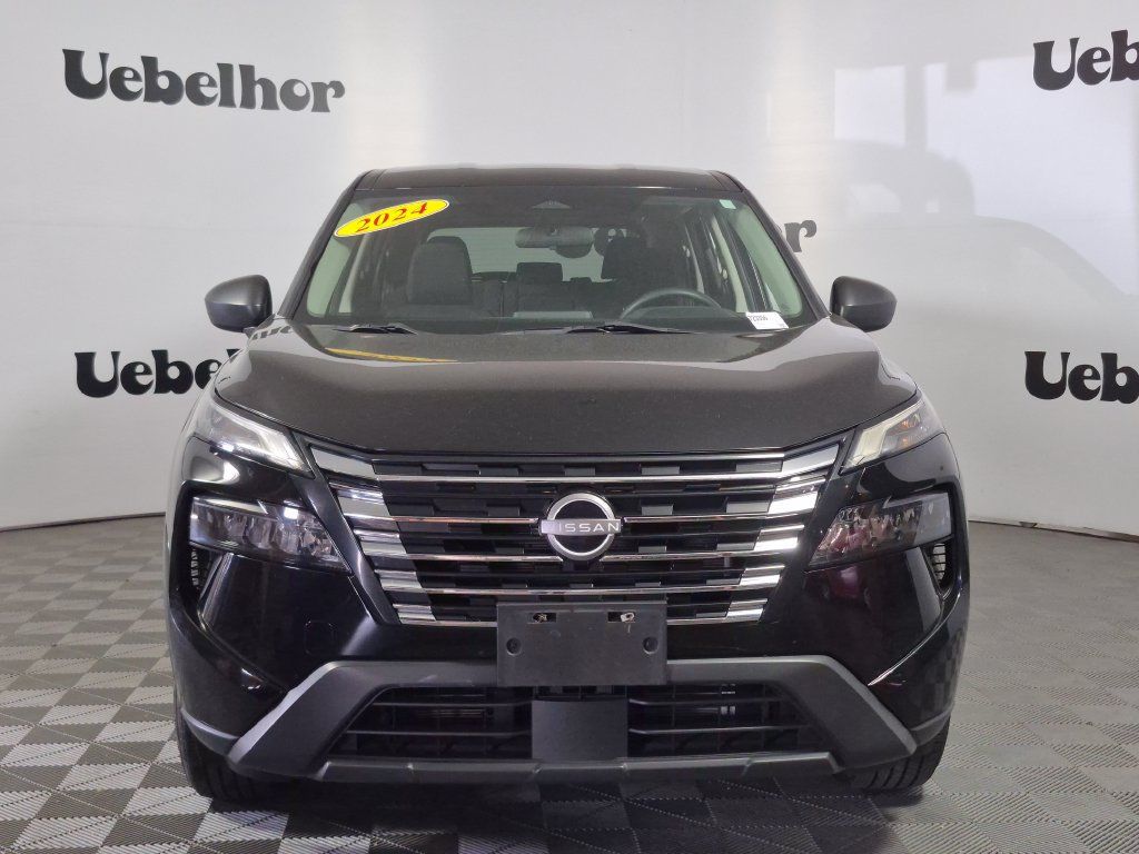 Used 2024 Nissan Rogue S AWD/4WD image 2
