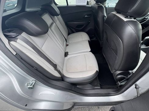 Used 2021 Chevrolet Trax LT FWD image 18