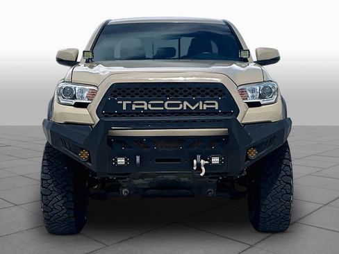 Used 2017 Toyota Tacoma TRD Off-Road w/ Tow Package (A/T) AWD/4WD image 3