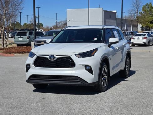 Used 2023 Toyota Highlander XLE image 2