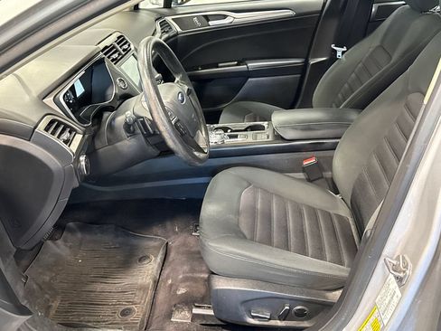 Used 2017 Ford Fusion SE w/ Fusion SE Technology Package FWD image 9