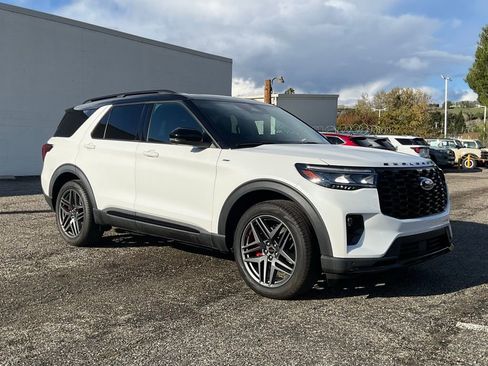 Used 2025 Ford Explorer ST-Line w/ Premium Package image 8