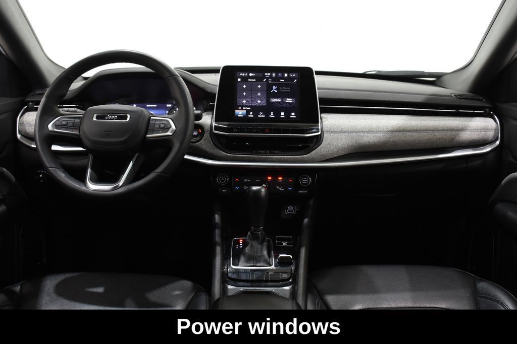 Used 2025 Jeep Compass Latitude w/ Sun & Sound Group AWD/4WD image 9