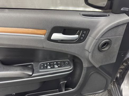 Used 2017 Chrysler 300 C Platinum w/ Safetytec Group II image 13