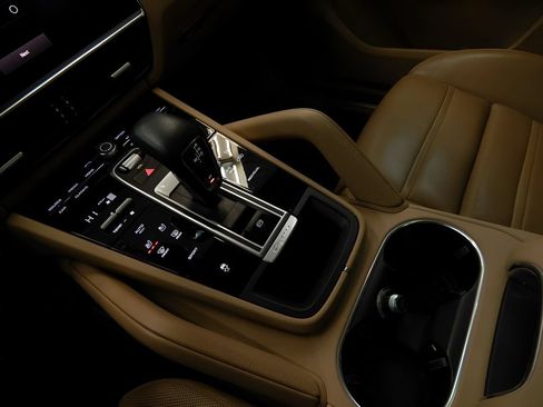 Used 2023 Porsche Cayenne AWD/4WD image 18