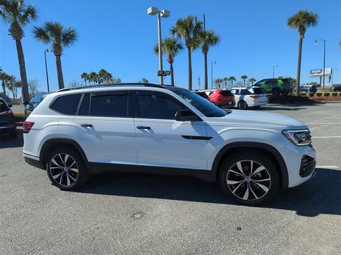 Used 2025 Volkswagen Atlas SEL Premium R-Line image 2